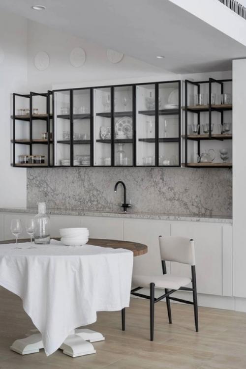 Умиротворенный интерьер загородного дома с панорамным Видом на лес. 04