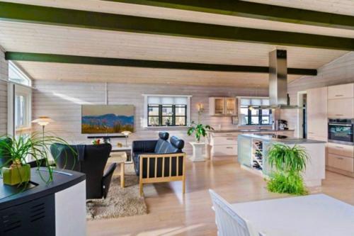 В случае если вам близки тишина, уют и практичность без лишнего шума - этот дом вас точно очарует. 01