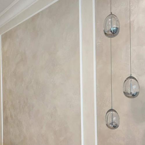 Замечательная комната в классическом стиле без ярких акцентов получилась. 06