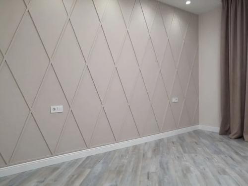 Квартира трехкомнатная.  В каждой комнате своя уникальная отделка стен. 06