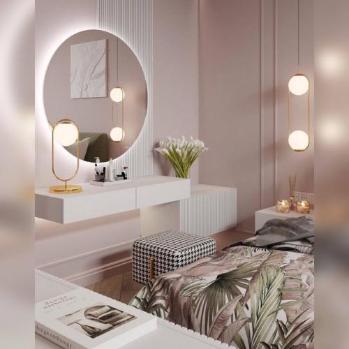 Мягкие пастельные тона, бархатистый зелёный и припыленный розовый, использование геометрии делают дизайн спальни уютным и изысканным. 02