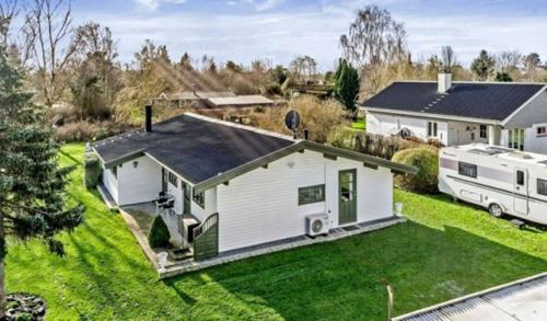 В случае если вам близки тишина, уют и практичность без лишнего шума - этот дом вас точно очарует. 07