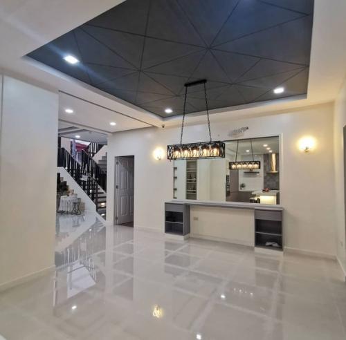 5 спален, 5 ванных комнат, гараж на 2 машины. 02