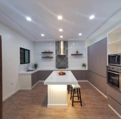 5 спален, 5 ванных комнат, гараж на 2 машины. 09