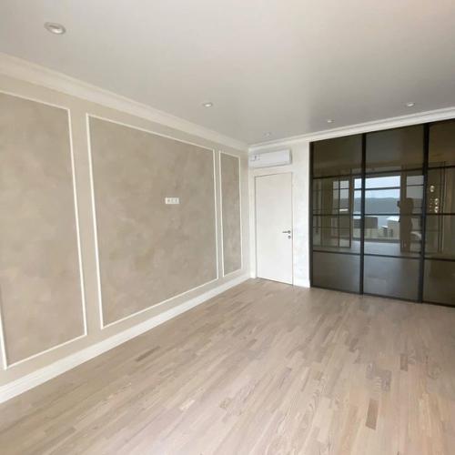 Замечательная комната в классическом стиле без ярких акцентов получилась. 04