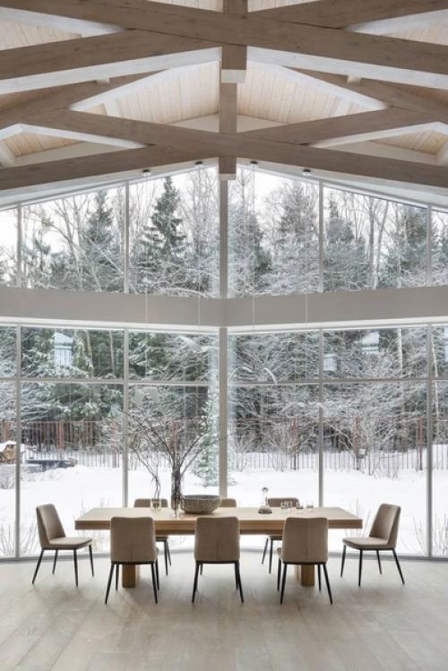 Умиротворенный интерьер загородного дома с панорамным Видом на лес. 05