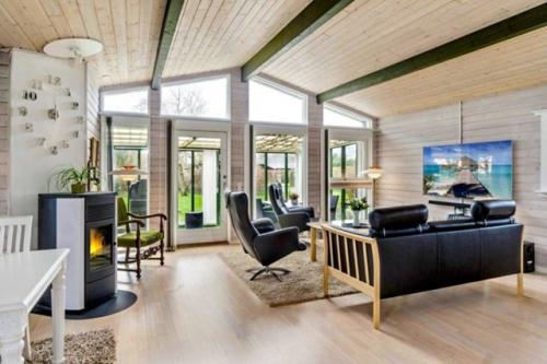 В случае если вам близки тишина, уют и практичность без лишнего шума - этот дом вас точно очарует. 02