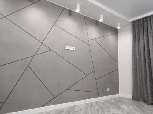 Квартира трехкомнатная.  В каждой комнате своя уникальная отделка стен. 08