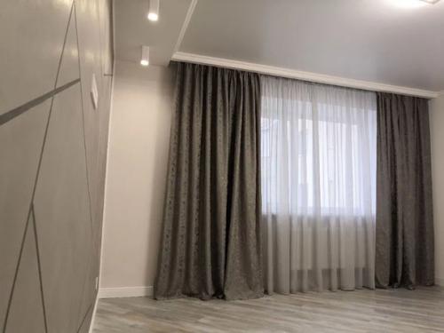 Квартира трехкомнатная.  В каждой комнате своя уникальная отделка стен. 09