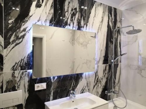 Квартира трехкомнатная.  В каждой комнате своя уникальная отделка стен. 03