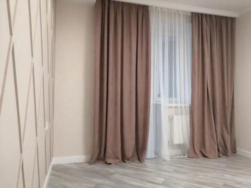 Квартира трехкомнатная.  В каждой комнате своя уникальная отделка стен. 07