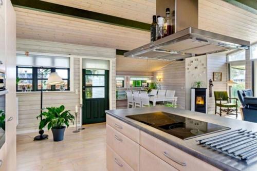 В случае если вам близки тишина, уют и практичность без лишнего шума - этот дом вас точно очарует. 04