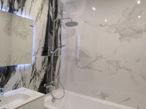 Квартира трехкомнатная.  В каждой комнате своя уникальная отделка стен. 04