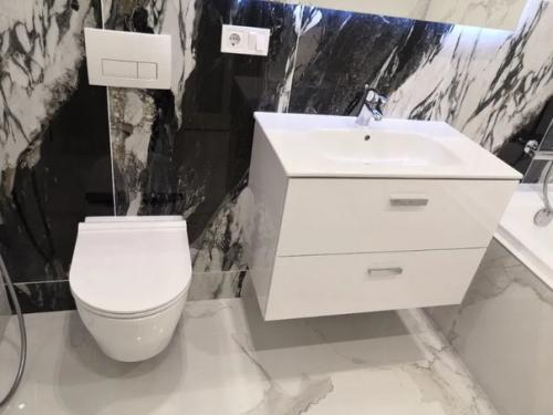 Квартира трехкомнатная.  В каждой комнате своя уникальная отделка стен. 05