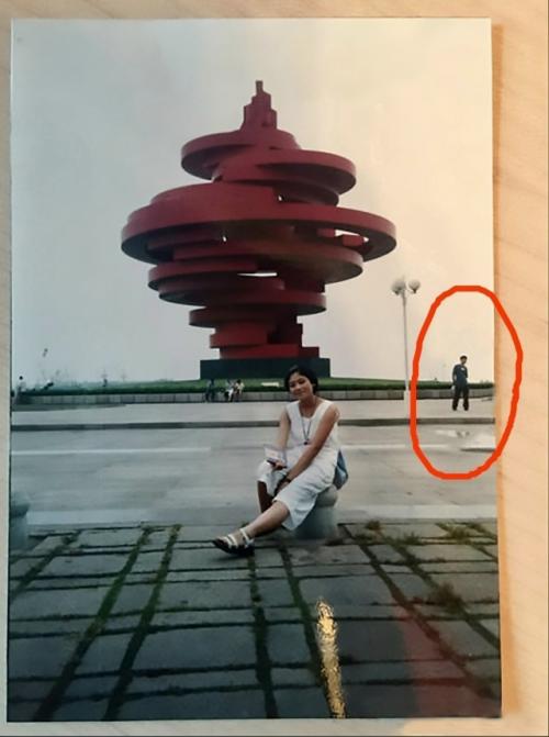 Мужчина случайно обнаружил старую фотографию своей жены и заметил на заднем плане знакомую фигуру.  