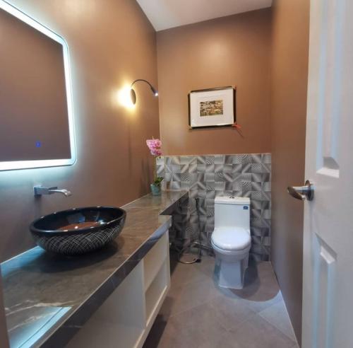 5 спален, 5 ванных комнат, гараж на 2 машины. 03