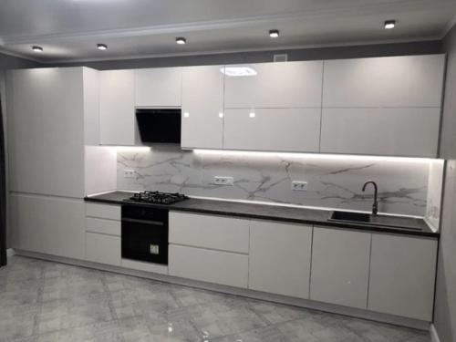 Квартира трехкомнатная.  В каждой комнате своя уникальная отделка стен. 01