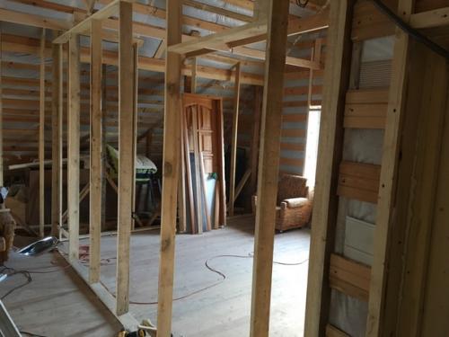 Чердак.  В итоге получилось две большие комнаты, хол, большая кладовая и гардеробная. 01