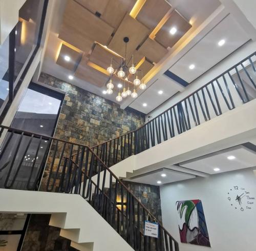 5 спален, 5 ванных комнат, гараж на 2 машины. 01