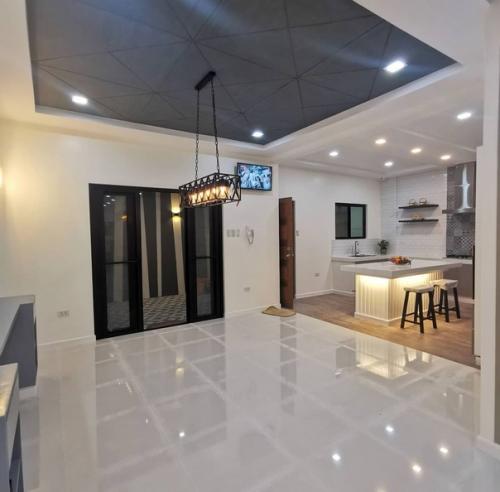 5 спален, 5 ванных комнат, гараж на 2 машины. 04