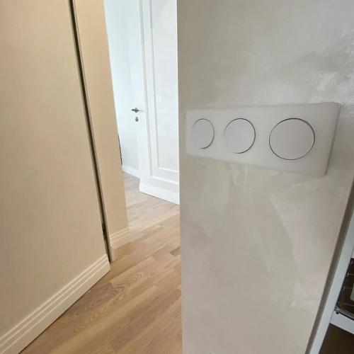 Замечательная комната в классическом стиле без ярких акцентов получилась. 07