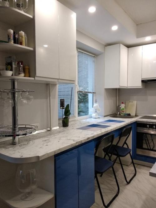 Вот такая у нас получилась кухонька в хрущевке 5 м кв, объединённая с гостинной на вашу оценочку. 01