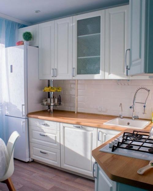 Приятная кухня.  Хороший пример, что для создания уюта достаточно небольших деталей. 02