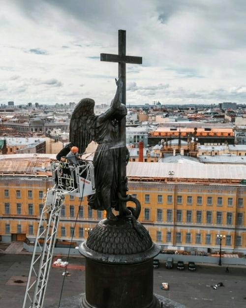 Фото дня: на александровской колонне помыли ангела. 02