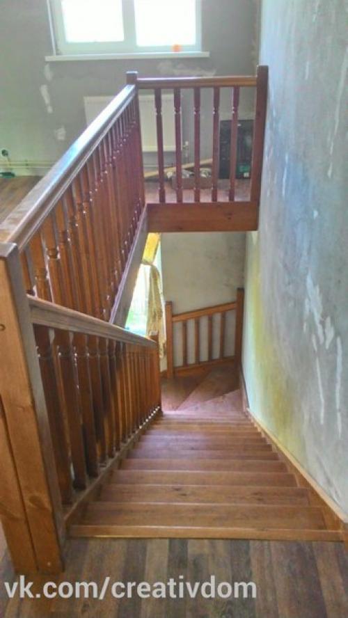 Установлена деревянная лестница с забежными ступеньками в повороте с ограждением и балюстрадой на втором этаже. 04