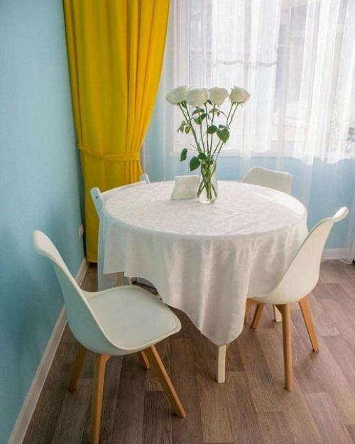 Приятная кухня.  Хороший пример, что для создания уюта достаточно небольших деталей. 01