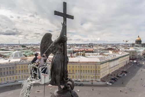 Фото дня: на александровской колонне помыли ангела. 04