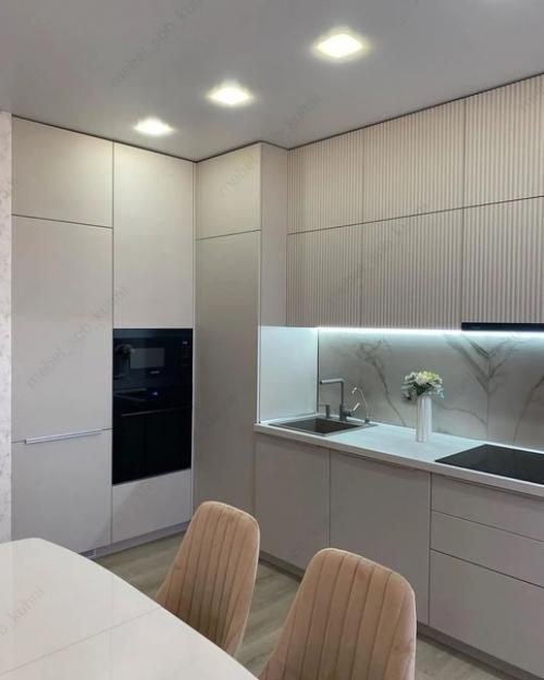 Сделали капитальную перепланировку и совместили кухню с гостиной. 03