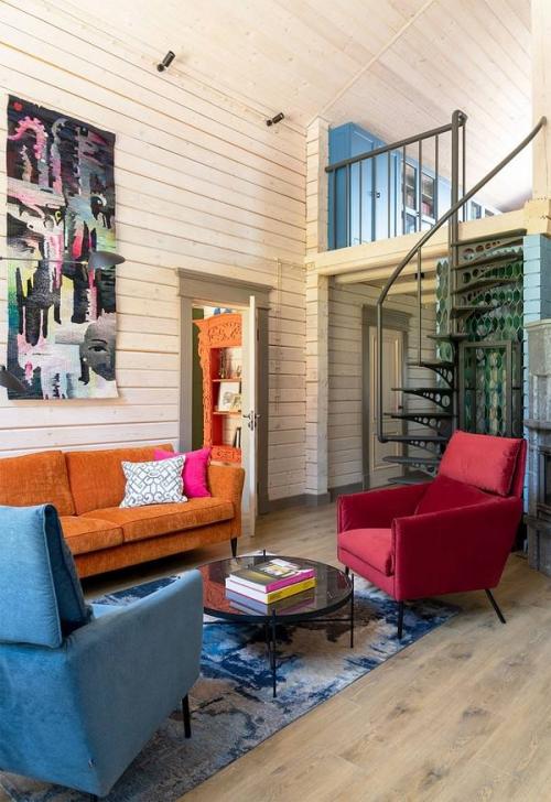 Этот уютный деревянный дом из бруса с мансардным этажом поражает с первого взгляда - не размерами или формой, а атмосферой. 02