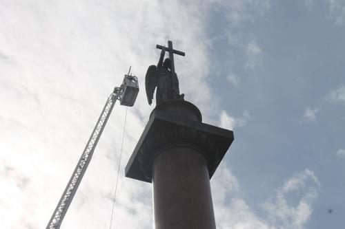 Фото дня: на александровской колонне помыли ангела. 03