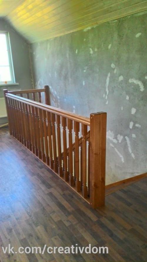 Установлена деревянная лестница с забежными ступеньками в повороте с ограждением и балюстрадой на втором этаже. 05