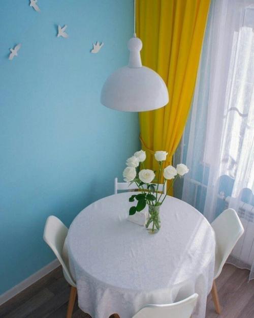 Приятная кухня.  Хороший пример, что для создания уюта достаточно небольших деталей. 05