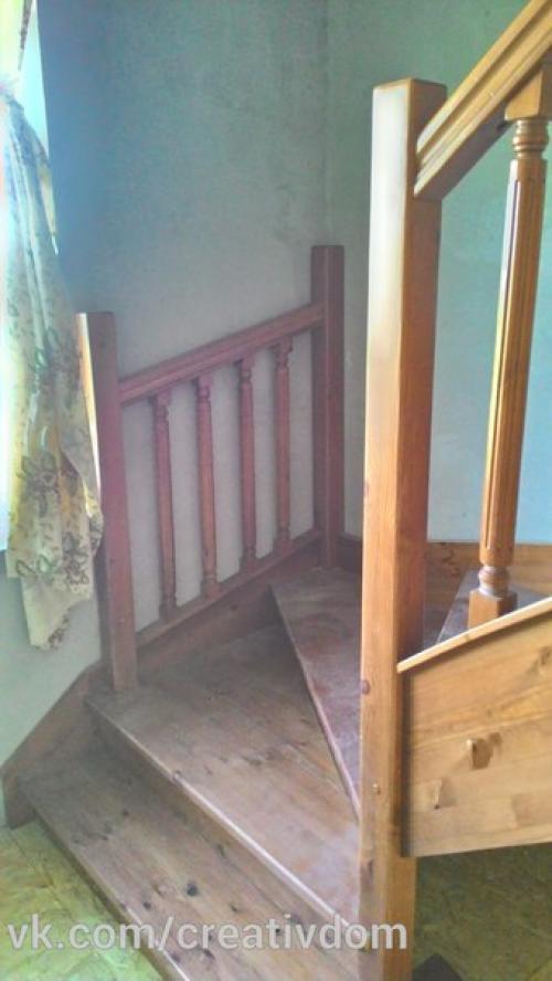 Установлена деревянная лестница с забежными ступеньками в повороте с ограждением и балюстрадой на втором этаже. 02