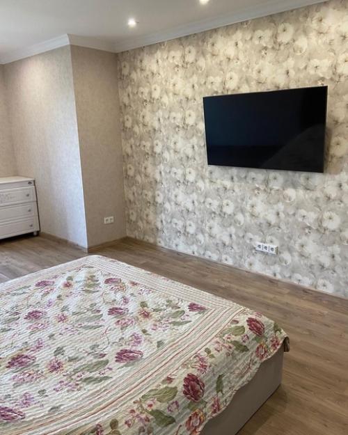 Просторная, светлая, уютная, с раздельной планировкой 2 х комнатная квартира в центре города, расположенная на пятом этаже. 04