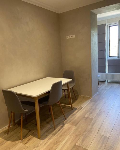 Просторная, светлая, уютная, с раздельной планировкой 2 х комнатная квартира в центре города, расположенная на пятом этаже. 02