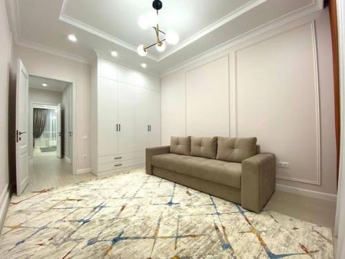 Шикарная и очень красивая квартира, ремонт выполнен из высококачественных материалов. 04