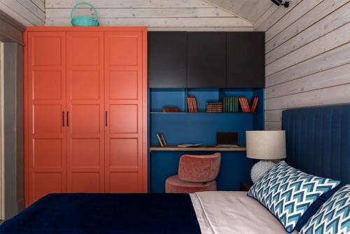 Этот уютный деревянный дом из бруса с мансардным этажом поражает с первого взгляда - не размерами или формой, а атмосферой. 06