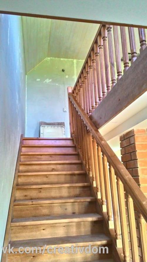 Установлена деревянная лестница с забежными ступеньками в повороте с ограждением и балюстрадой на втором этаже. 03