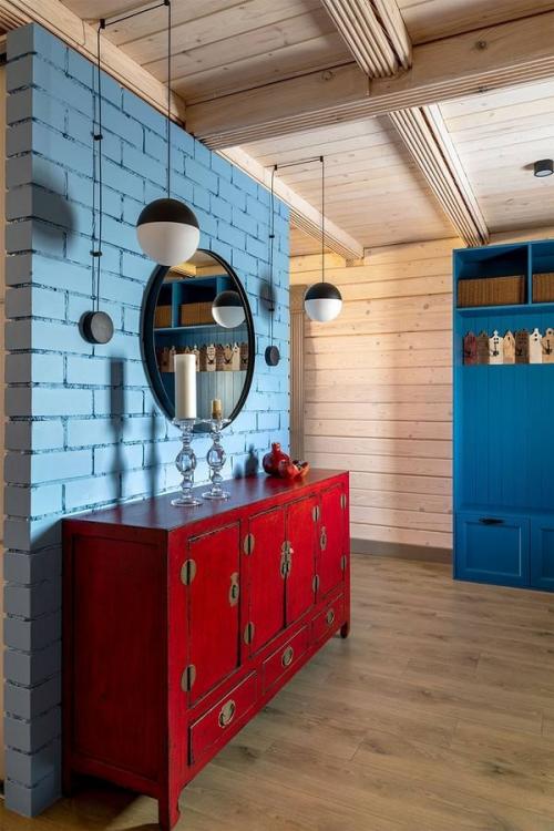 Этот уютный деревянный дом из бруса с мансардным этажом поражает с первого взгляда - не размерами или формой, а атмосферой. 05