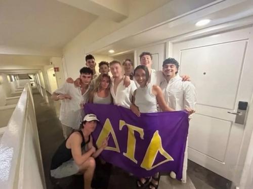 Я Переспала со 120 Студентами за 3 Недели - они Выстроились в Очередь в Моем Отеле и Заработали мне Состояние. 02