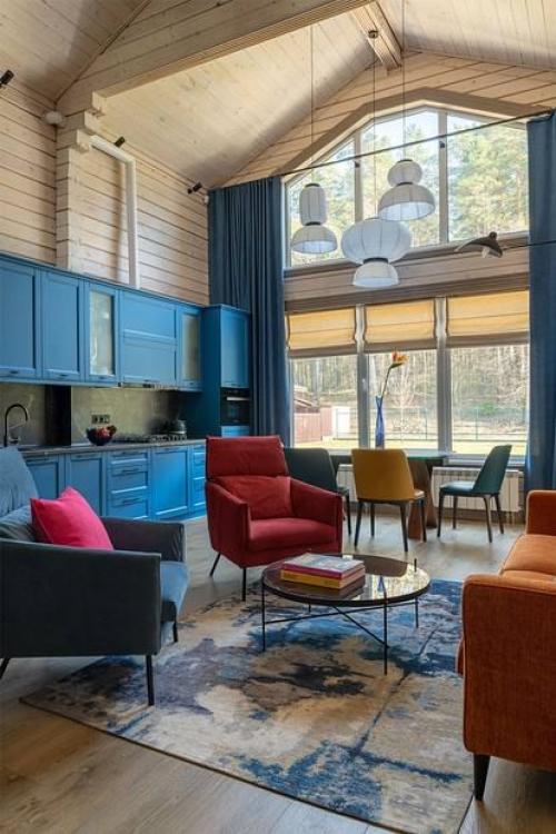 Этот уютный деревянный дом из бруса с мансардным этажом поражает с первого взгляда - не размерами или формой, а атмосферой. 04