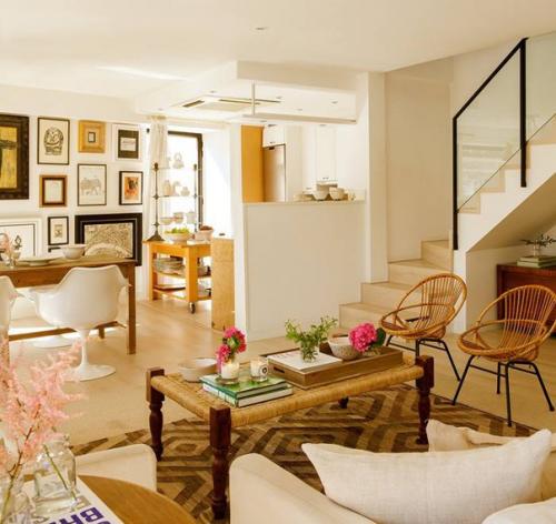 Вот с таким комфортом можно разместиться в здании бывшего магазина. 01