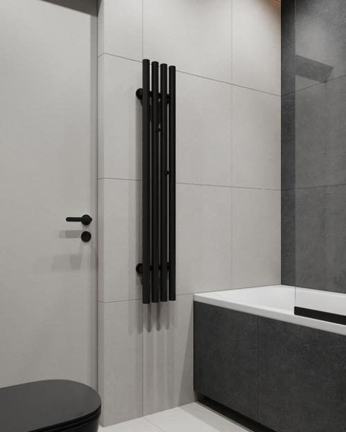 Стильный и контрастный интерьер небольшой ванной комнаты, площадью 4 кв. 03