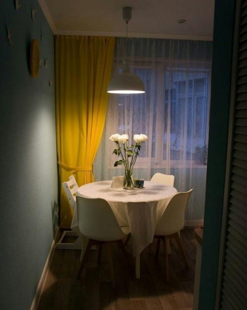 Приятная кухня.  Хороший пример, что для создания уюта достаточно небольших деталей. 08