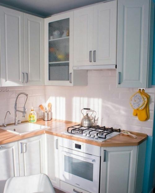 Приятная кухня.  Хороший пример, что для создания уюта достаточно небольших деталей. 03