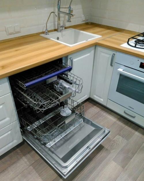 Приятная кухня.  Хороший пример, что для создания уюта достаточно небольших деталей. 07